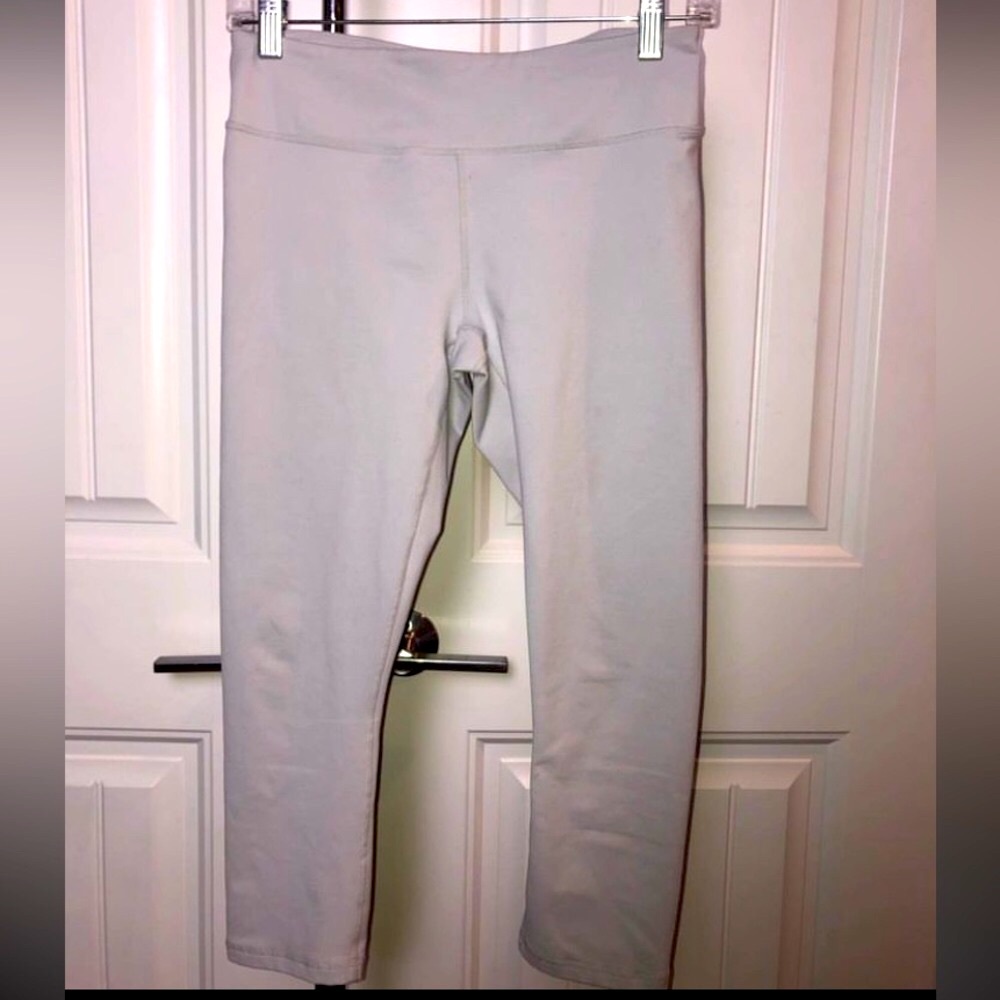 Fabletics compression yoga capri leggings